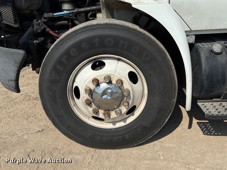 image for item EU7034 2002 International 4300 truck cab and chassis