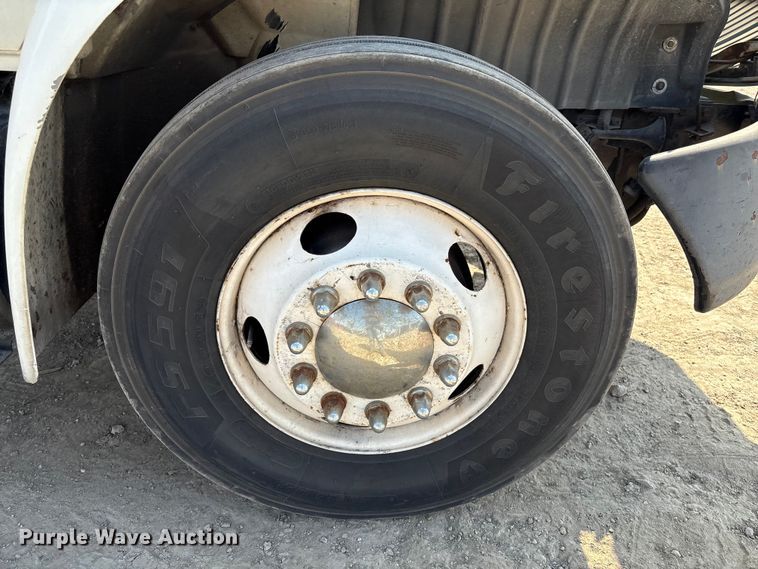 image for item EU7034 2002 International 4300 truck cab and chassis