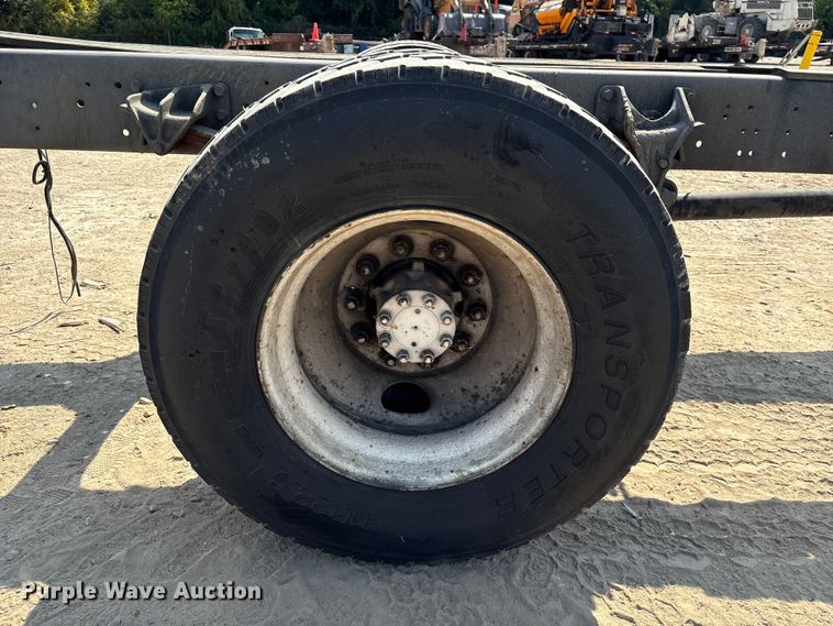 image for item EU7034 2002 International 4300 truck cab and chassis