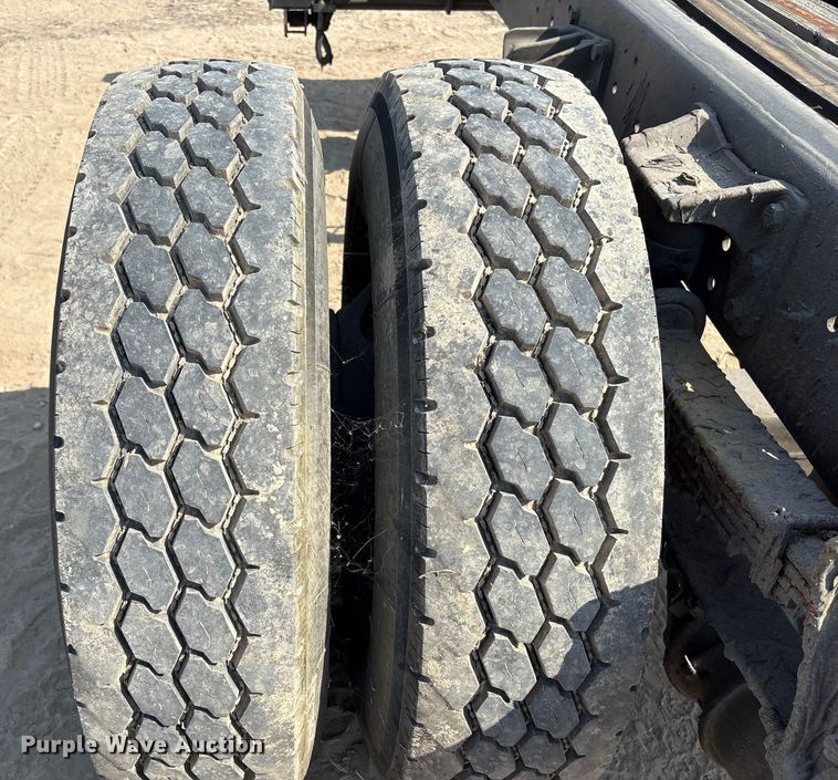 image for item EU7034 2002 International 4300 truck cab and chassis