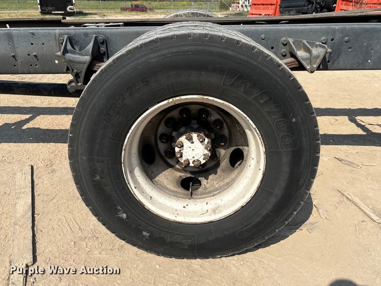 image for item EU7034 2002 International 4300 truck cab and chassis