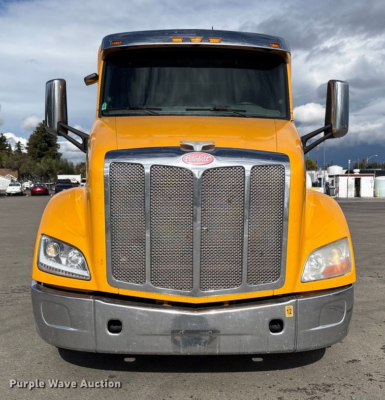 image for item EU8540 2017 Peterbilt 579 semi truck