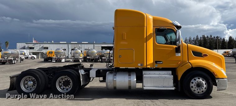 image for item EU8540 2017 Peterbilt 579 semi truck