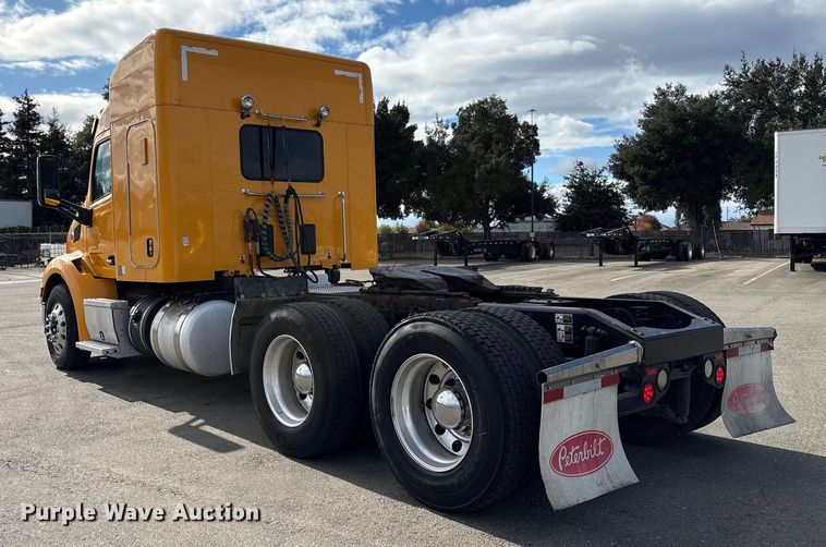 image for item EU8540 2017 Peterbilt 579 semi truck