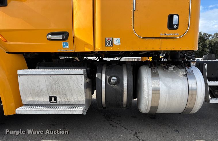 image for item EU8540 2017 Peterbilt 579 semi truck