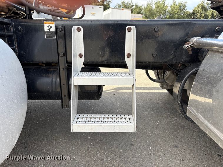 image for item EU8540 2017 Peterbilt 579 semi truck