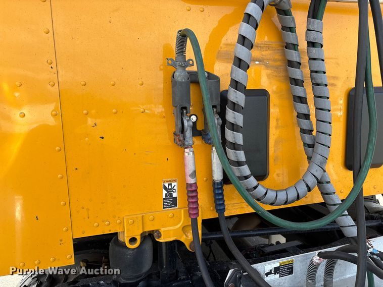 image for item EU8540 2017 Peterbilt 579 semi truck