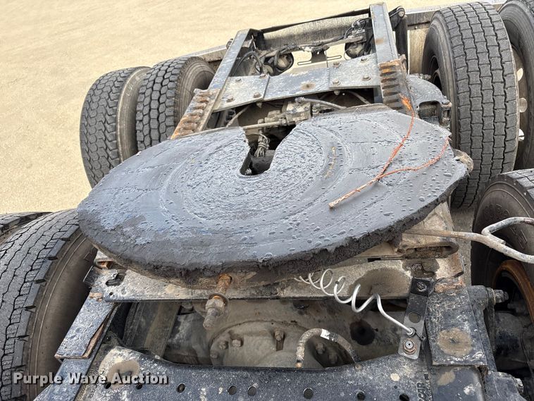 image for item EU8540 2017 Peterbilt 579 semi truck