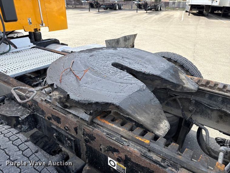 image for item EU8540 2017 Peterbilt 579 semi truck