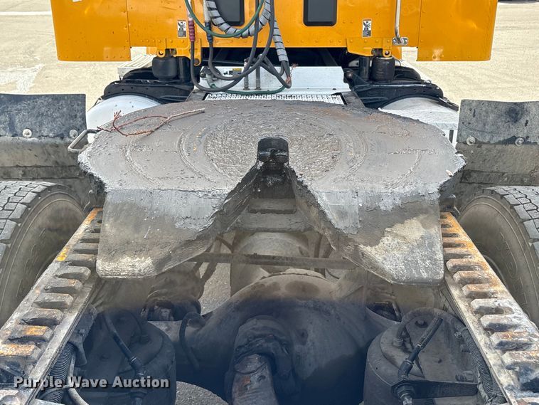 image for item EU8540 2017 Peterbilt 579 semi truck