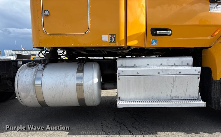 image for item EU8540 2017 Peterbilt 579 semi truck