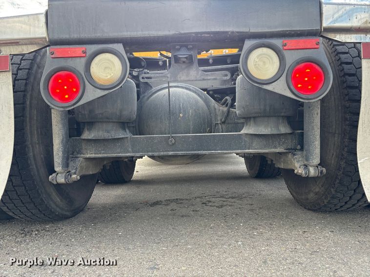 image for item EU8540 2017 Peterbilt 579 semi truck