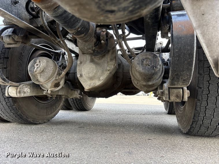 image for item EU8540 2017 Peterbilt 579 semi truck