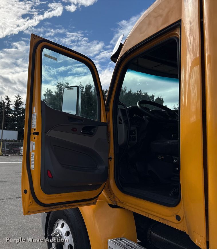 image for item EU8540 2017 Peterbilt 579 semi truck