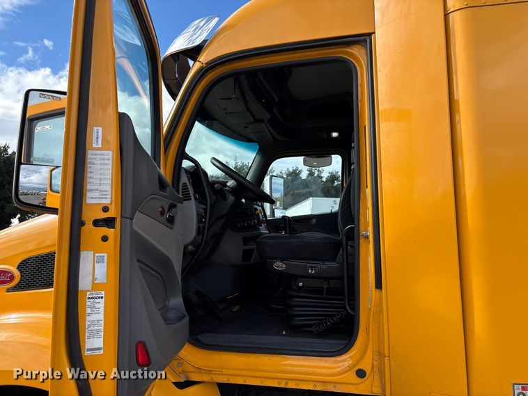 image for item EU8540 2017 Peterbilt 579 semi truck