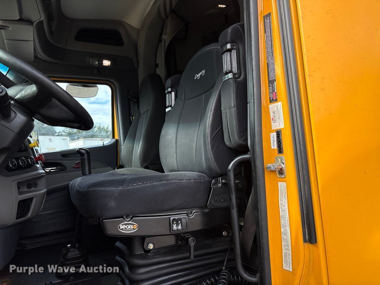 image for item EU8540 2017 Peterbilt 579 semi truck