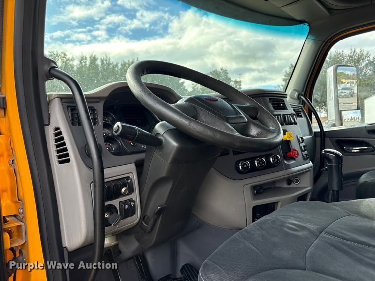 image for item EU8540 2017 Peterbilt 579 semi truck