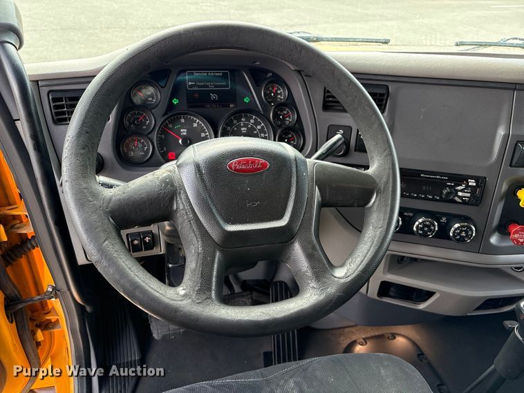 image for item EU8540 2017 Peterbilt 579 semi truck