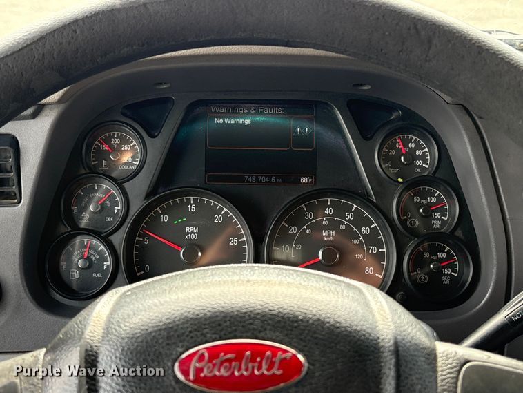 image for item EU8540 2017 Peterbilt 579 semi truck