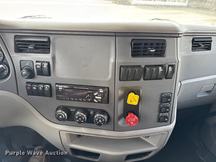 image for item EU8540 2017 Peterbilt 579 semi truck