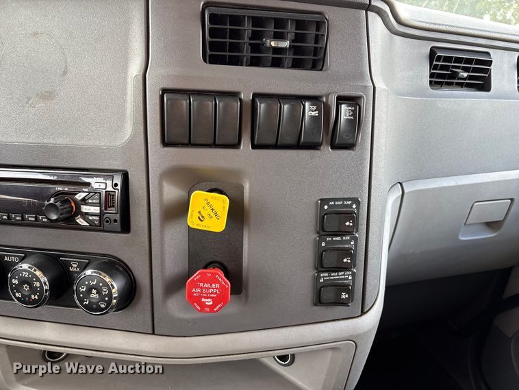 image for item EU8540 2017 Peterbilt 579 semi truck