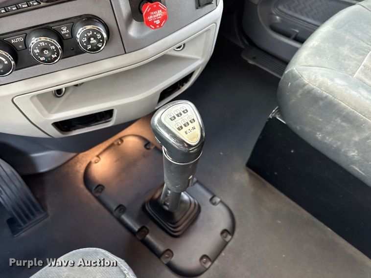 image for item EU8540 2017 Peterbilt 579 semi truck