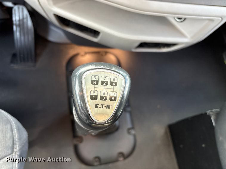 image for item EU8540 2017 Peterbilt 579 semi truck