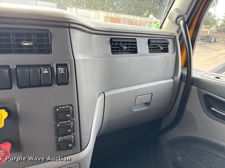 image for item EU8540 2017 Peterbilt 579 semi truck