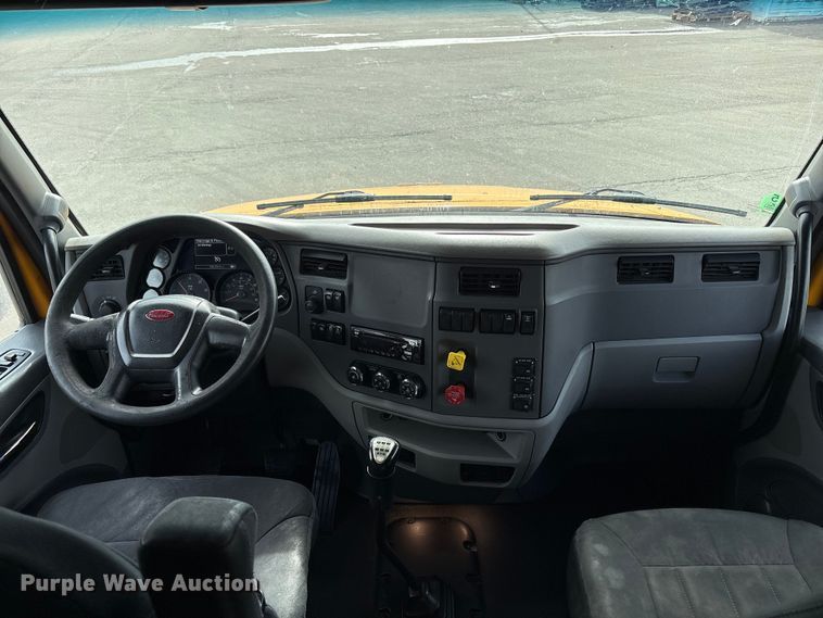 image for item EU8540 2017 Peterbilt 579 semi truck