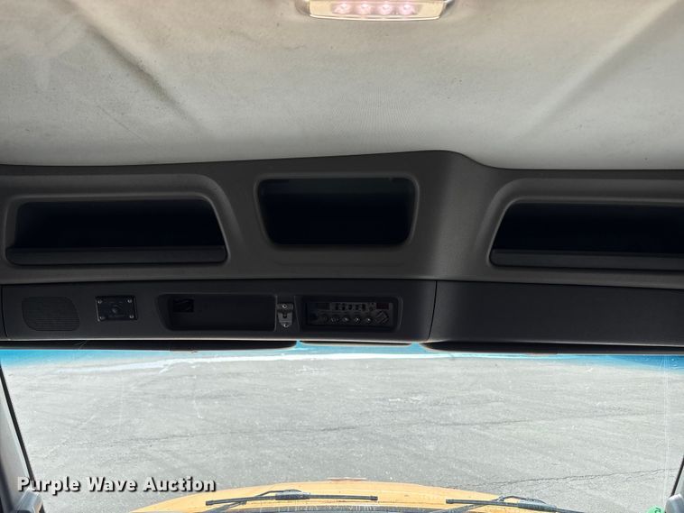 image for item EU8540 2017 Peterbilt 579 semi truck