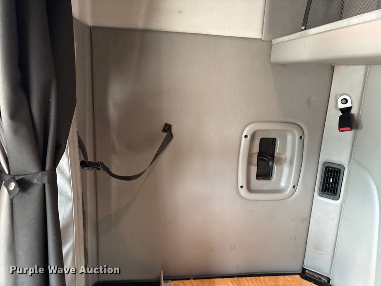 image for item EU8540 2017 Peterbilt 579 semi truck