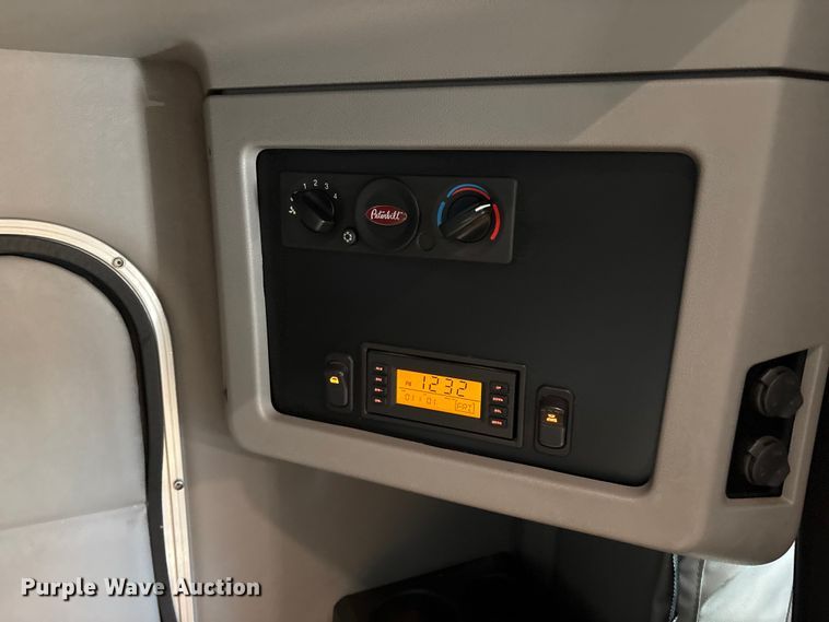 image for item EU8540 2017 Peterbilt 579 semi truck