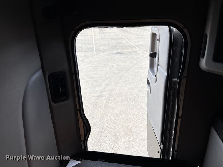 image for item EU8540 2017 Peterbilt 579 semi truck