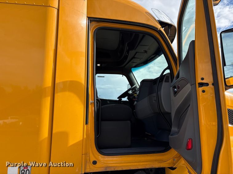 image for item EU8540 2017 Peterbilt 579 semi truck