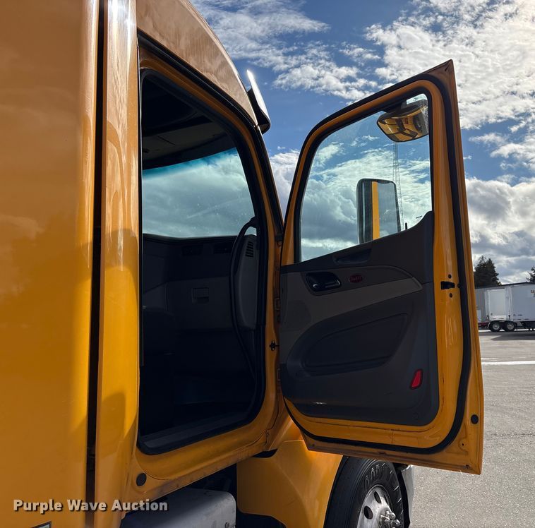 image for item EU8540 2017 Peterbilt 579 semi truck