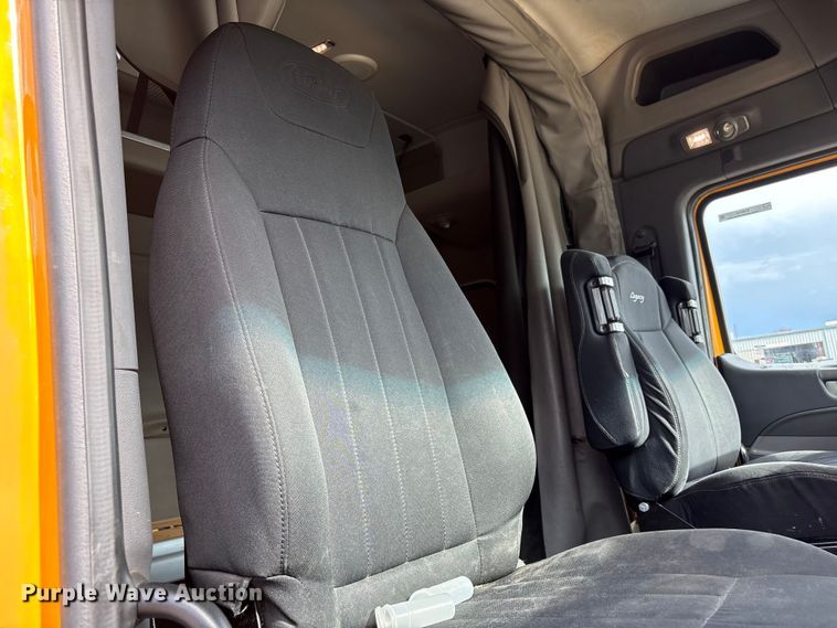 image for item EU8540 2017 Peterbilt 579 semi truck