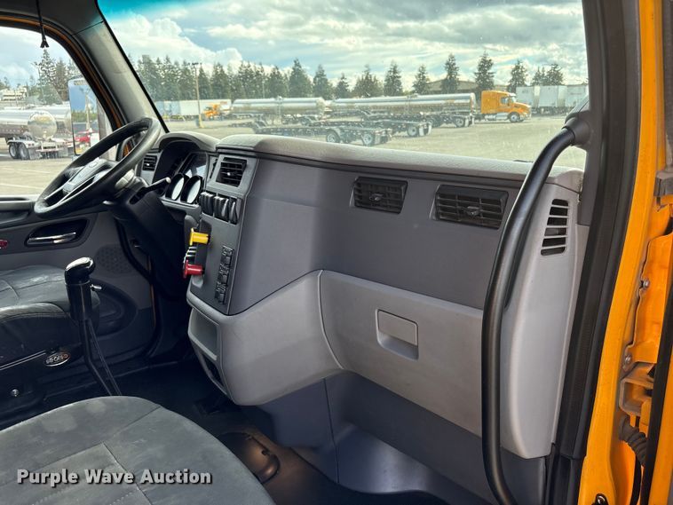 image for item EU8540 2017 Peterbilt 579 semi truck