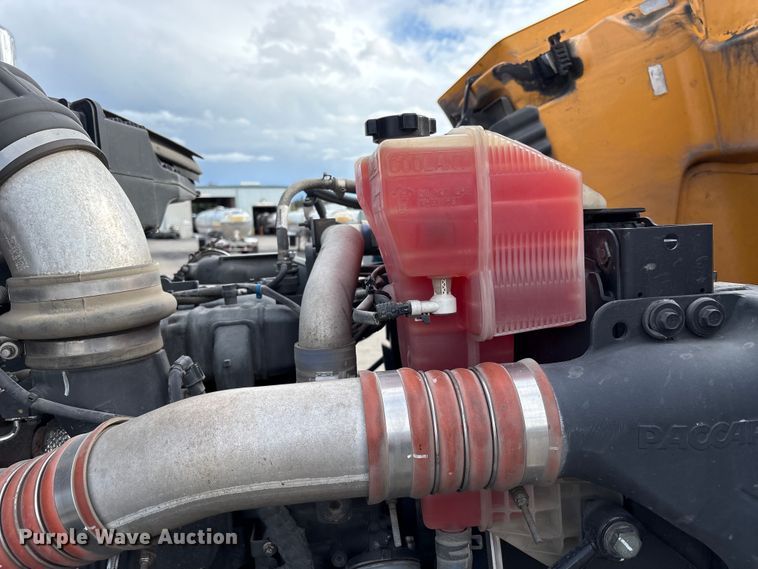 image for item EU8540 2017 Peterbilt 579 semi truck