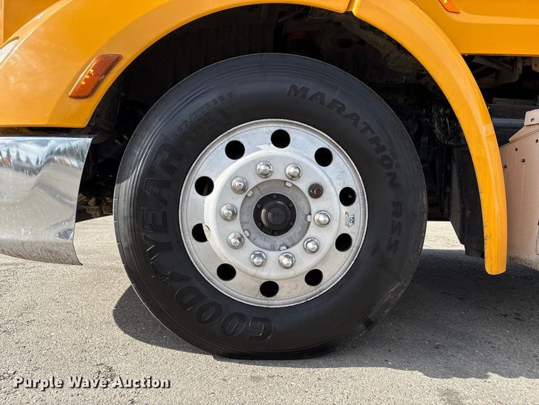 image for item EU8540 2017 Peterbilt 579 semi truck