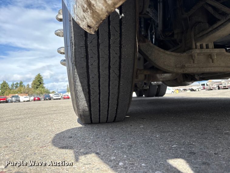 image for item EU8540 2017 Peterbilt 579 semi truck