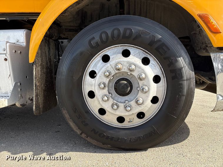 image for item EU8540 2017 Peterbilt 579 semi truck