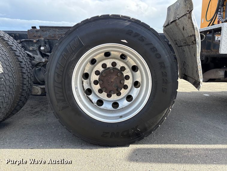 image for item EU8540 2017 Peterbilt 579 semi truck