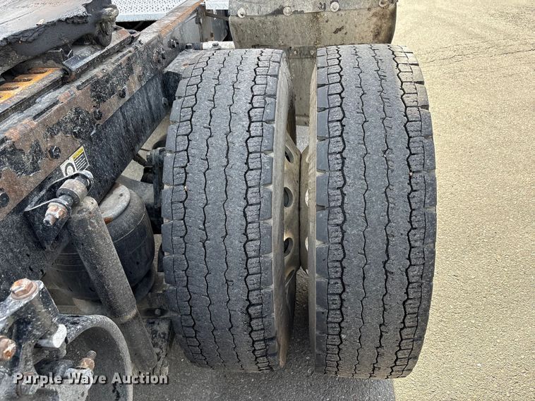 image for item EU8540 2017 Peterbilt 579 semi truck