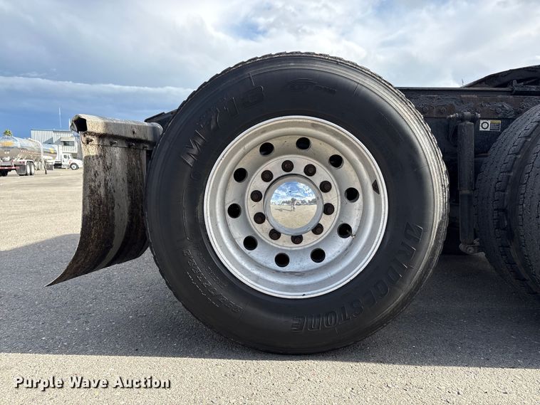 image for item EU8540 2017 Peterbilt 579 semi truck