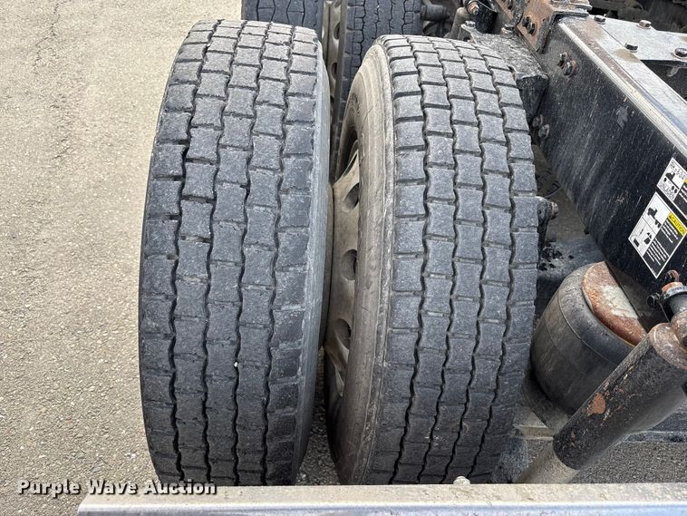 image for item EU8540 2017 Peterbilt 579 semi truck