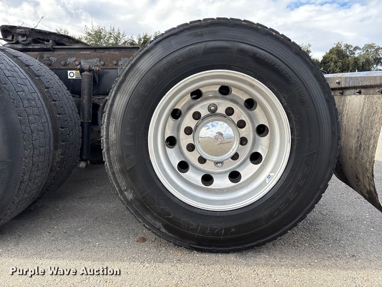 image for item EU8540 2017 Peterbilt 579 semi truck