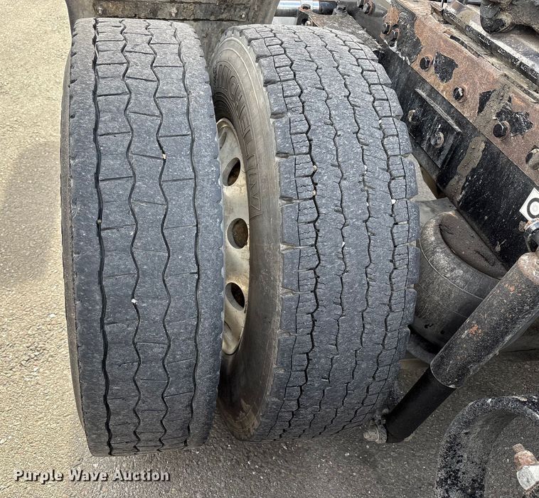 image for item EU8540 2017 Peterbilt 579 semi truck