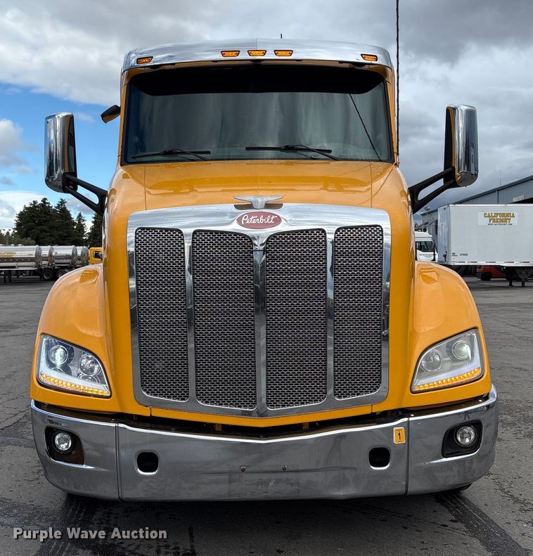 image for item EU8541 2017 Peterbilt 579 semi truck