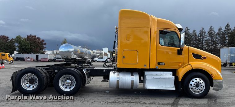 image for item EU8541 2017 Peterbilt 579 semi truck