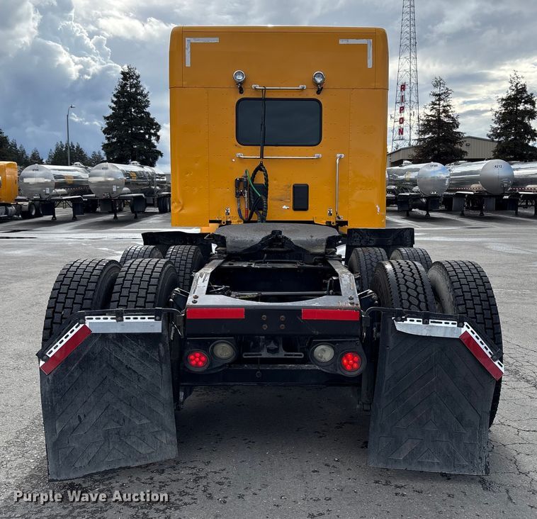 image for item EU8541 2017 Peterbilt 579 semi truck